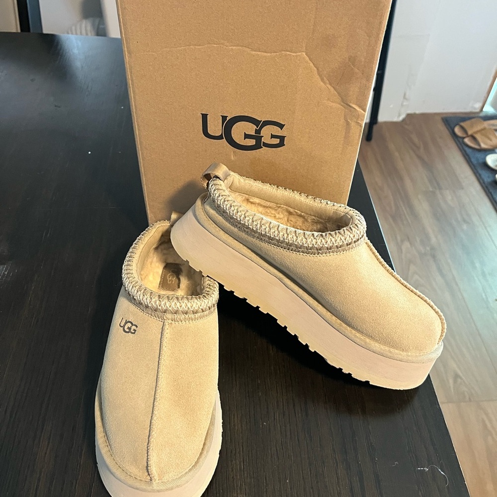 UGG TAZZ Platform Slippers Size 6